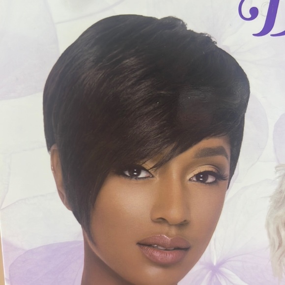 - - Beautiful pixie edge wig - Picture 3 of 7